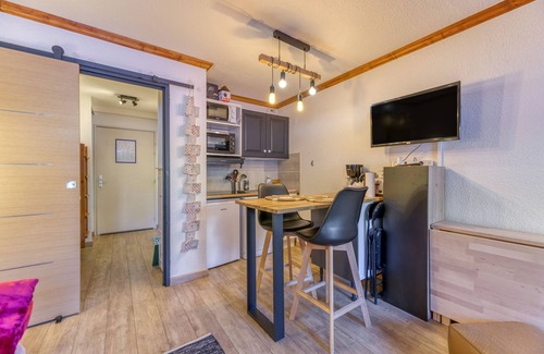 Eclose-Ouest Apartamento | Apartamento 'Appart 4 Personnes Pied Des Pistes' con vistas a la montaña y balcón