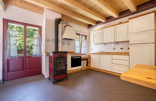 Ala Apartamento | Apartamento 'Appartamento Del Boscaiolo' con vistas a las montañas, jardín compartido y balcón