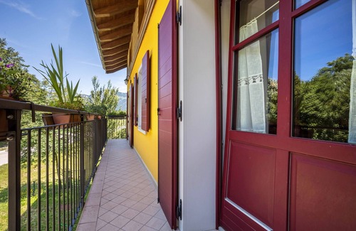 Ala Apartamento | Apartamento 'Appartamento Del Boscaiolo' con vistas a las montañas, jardín compartido y balcón