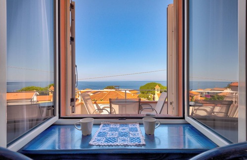 Chiessi Apartamento | Apartamento 'Appartamento Con Vista Mare Chiessi' con vistas al mar, balcón y aire acondicionado