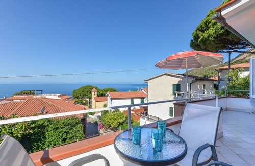 Chiessi Apartamento | Apartamento 'Appartamento Con Vista Mare Chiessi' con vistas al mar, balcón y aire acondicionado