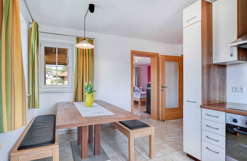 Berndorf bei Salzburg Apartamento | Apartamento 'Reichl' con balcón y Wi-Fi