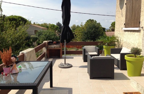 Marignane Apartamento | Apartamento en la parte superior de la villa con terraza y terreno para animales, 5 personas.