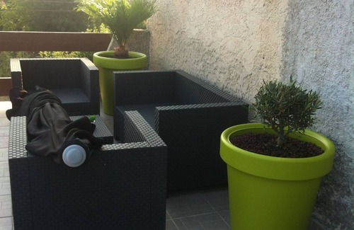 Marignane Apartamento | Apartamento en la parte superior de la villa con terraza y terreno para animales, 5 personas.