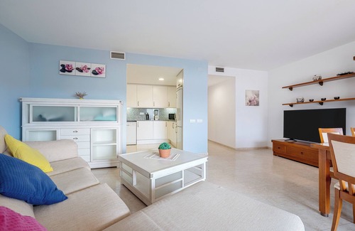 Cubelles Apartamento | Apartamento 'Ática Blue Sea' con vistas al mar, Wi-Fi y aire acondicionado