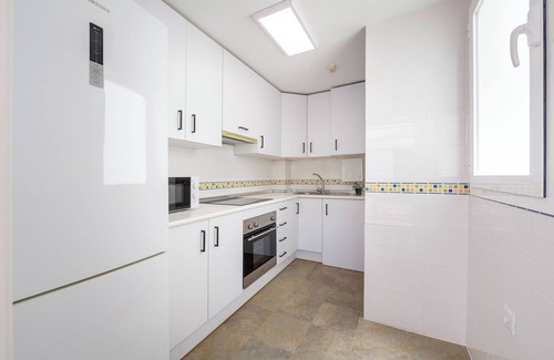 Retamar Apartamento | Apartamento 'Ático Nuevo Con Piscina' con vistas al mar, piscina compartida y aire acondicionado.