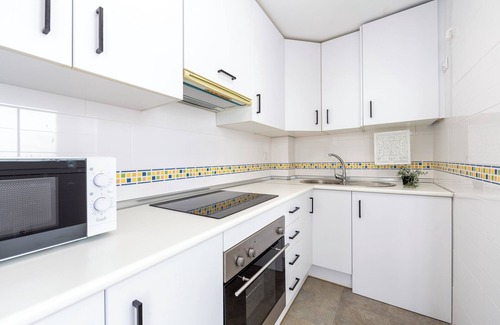 Retamar Apartamento | Apartamento 'Ático Nuevo Con Piscina' con vistas al mar, piscina compartida y aire acondicionado.