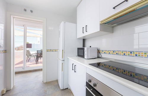 Retamar Apartamento | Apartamento 'Ático Nuevo Con Piscina' con vistas al mar, piscina compartida y aire acondicionado.