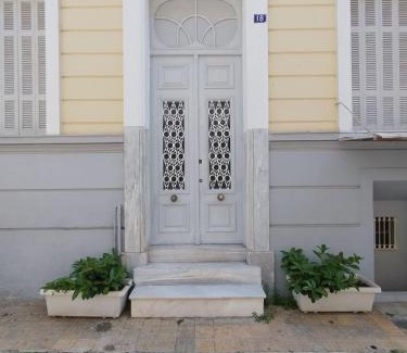 Agios Panteleimonas Casa | Apartment Atiki metro shared bathroom and kitchen