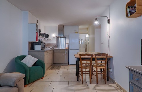 Valence Apartamento | Apartamento 'Au Epicéah, Logement À La Campagne' con vistas a la montaña, Wi-Fi y aire acondicionado