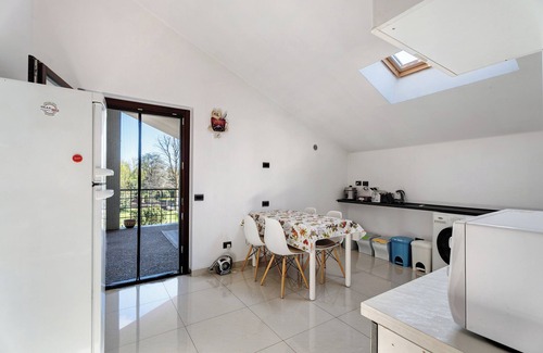 Induno Olona Apartamento | Apartamento "Azalea" con vistas a la montaña, piscina compartida y Wi-Fi