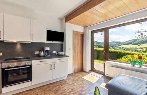Oberhenneborn Apartamento | Apartamento 'Bärenhöhle' con vistas a la montaña, terraza privada y Wi-Fi