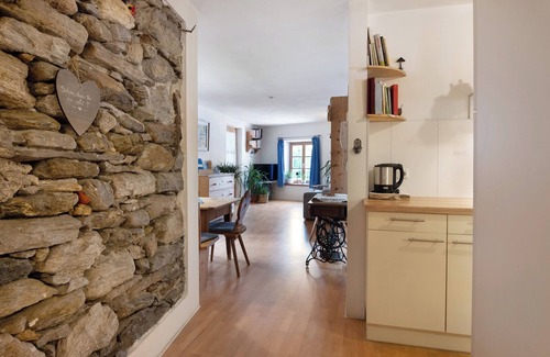 Silandro Apartamento | Apartamento vacacional 'Bachguthof' con vistas a la montaña, jardín compartido y balcón