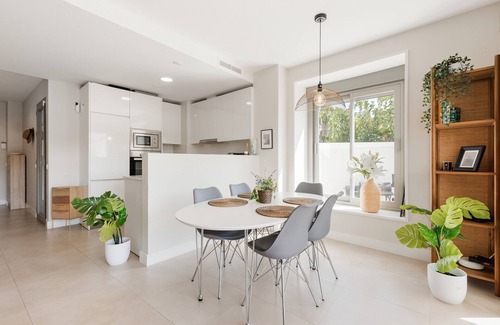 Caleta de Velez Apartamento | Apartamento "Baviera Hills 1A" con jardín, piscina compartida y Wi-Fi