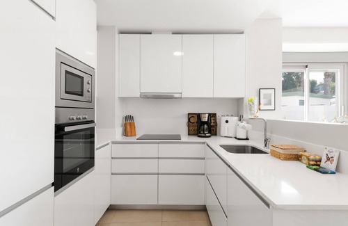 Caleta de Velez Apartamento | Apartamento "Baviera Hills 1A" con jardín, piscina compartida y Wi-Fi
