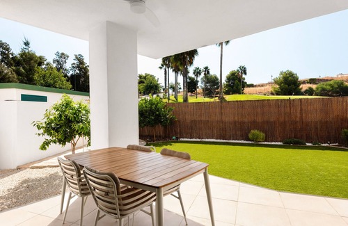 Caleta de Velez Apartamento | Apartamento "Baviera Hills 1A" con jardín, piscina compartida y Wi-Fi