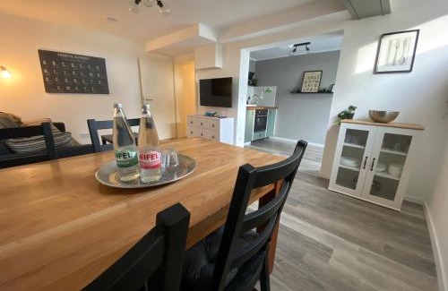 Dueren Apartamento | Apartment 'BB43' - 70qm mit Terrasse und kleinem Garten am Rande der Eifel