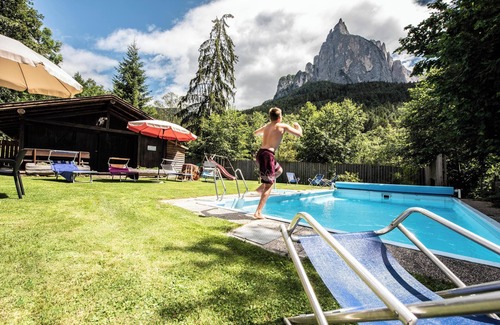 Siusi Apartamento | Apartamento "Bergfrieden 2 B" con vistas a la montaña, piscina, Wi-Fi, terraza y jardín
