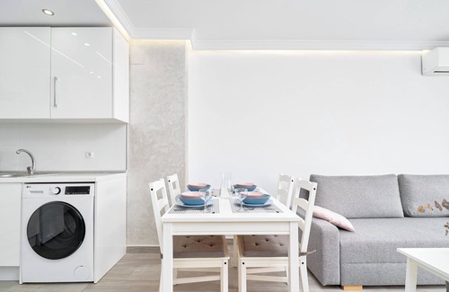 Caleta de Velez Apartamento | Apartamento 'Beachside Bliss' con piscina compartida, Wi-Fi y aire acondicionado