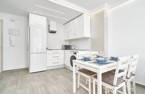 Caleta de Velez Apartamento | Apartamento 'Beachside Bliss' con piscina compartida, Wi-Fi y aire acondicionado