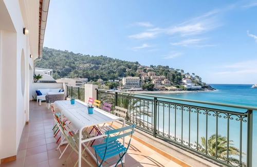 Puerto de Soller Apartamento | Apartamento 'Primera línea de playa Port De Soller' con terraza privada, Wi-Fi y aire acondicionado.