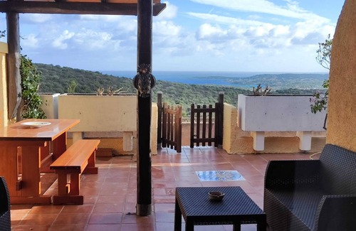 Cugnana Verde Apartamento | Apartment 'Bella Vista 2' with Sea View, Wi-Fi and Air Conditioning