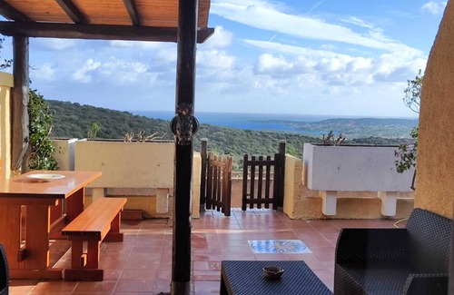 Cugnana Verde Apartamento | Apartment 'Bella Vista 2' with Sea View, Wi-Fi and Air Conditioning