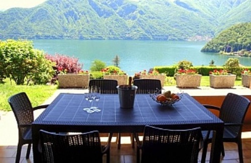 Azzano Apartamento | Apartamento Bella Vista En Mezzegra vista al lago piscina casa.