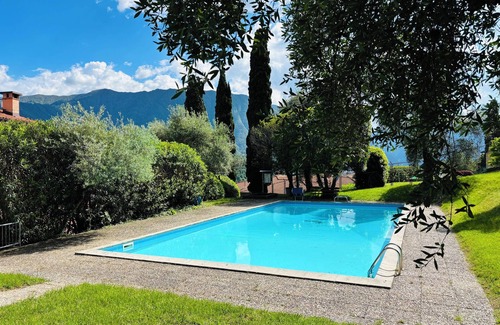 Azzano Apartamento | Apartamento Bella Vista En Mezzegra vista al lago piscina casa.