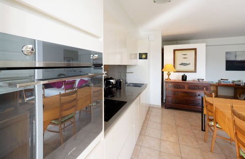 Hendaye Apartamento | Apartamento 'Bidasoabanks' con vistas a la montaña, piscina compartida y Wi-Fi
