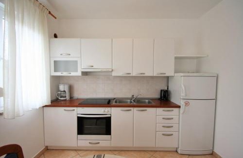 Mali Maj Apartamento | Apartment Bilic with balcony