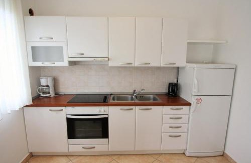 Mali Maj Apartamento | Apartment Bilic with balcony