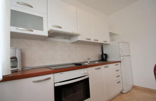 Mali Maj Apartamento | Apartment Bilic with balcony