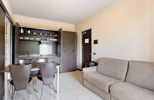 Loano Apartamento | Apartamento "Bilo 1piano en Villaggio"; jardín privado, piscinas compartidas y Wi-Fi