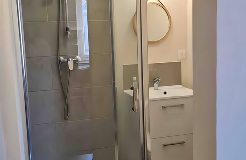 Le Teil Cama Y Desayuno | Apartment 'Bleue' with Shared Terrace, Shared Garden and Wi-Fi