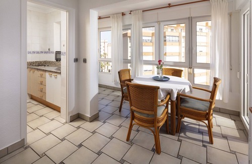 Torrox Costa Apartamento | Apartamento 'Bloque 76' con vistas al mar, piscina compartida y Wi-Fi
