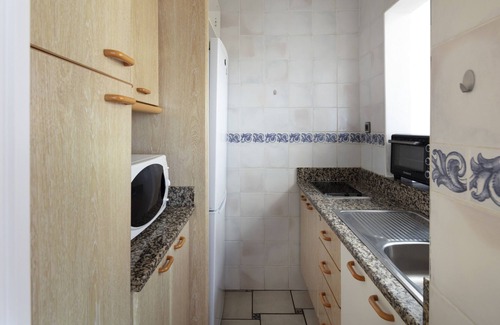 Torrox Costa Apartamento | Apartamento 'Bloque 76' con vistas al mar, piscina compartida y Wi-Fi