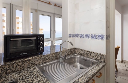 Torrox Costa Apartamento | Apartamento 'Bloque 76' con vistas al mar, piscina compartida y Wi-Fi