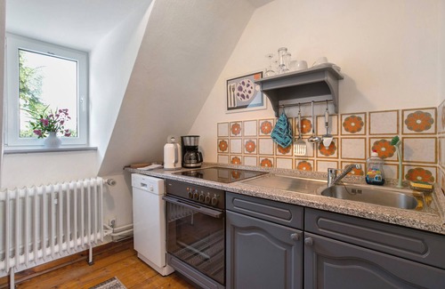Wesselburen Apartamento | Apartamento 'Blaue Wolke' con jardín comunitario y Wi-Fi