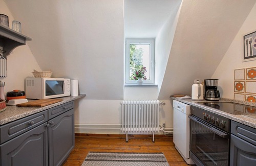 Wesselburen Apartamento | Apartamento 'Blaue Wolke' con jardín comunitario y Wi-Fi