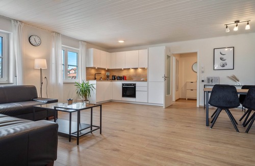 Meckenbeuren Apartamento | Apartamento 'Bodenseenest' con vistas a la montaña, balcón y Wi-Fi