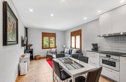 Sant Quirze Safaja Apartamento | Apartamento 'Cal Ton' con vistas a la montaña, jardín compartido y aire acondicionado.