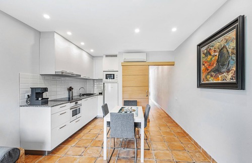 Sant Quirze Safaja Apartamento | Apartamento 'Cal Ton' con vistas a la montaña, jardín compartido y aire acondicionado.