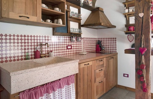 Teglio Apartamento | Apartamento "Ca' La Vedescia Mansarda Beli Miri" con vistas a la montaña, terraza y Wi-Fi