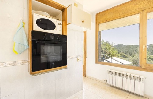 Borreda Apartamento | Apartamento 'Cal Confianza' con vistas a la montaña, jardín privado y Wi-Fi
