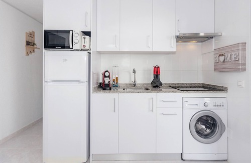 Los Delfines Apartamento | Apartamento 'Cala En Forcat' con piscina compartida, terraza privada y Wi-Fi