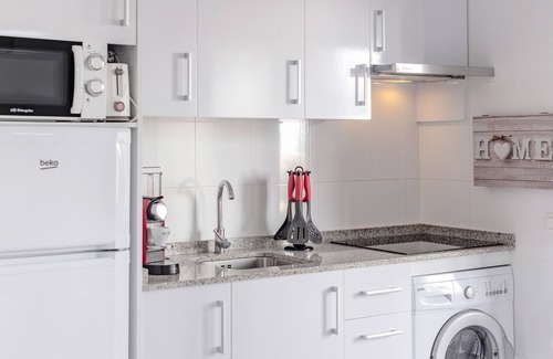 Los Delfines Apartamento | Apartamento 'Cala En Forcat' con piscina compartida, terraza privada y Wi-Fi