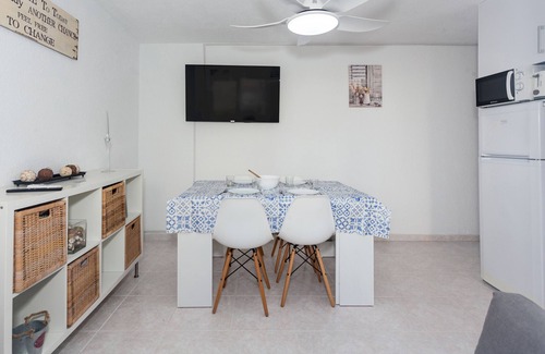 Los Delfines Apartamento | Apartamento 'Cala En Forcat' con piscina compartida, terraza privada y Wi-Fi
