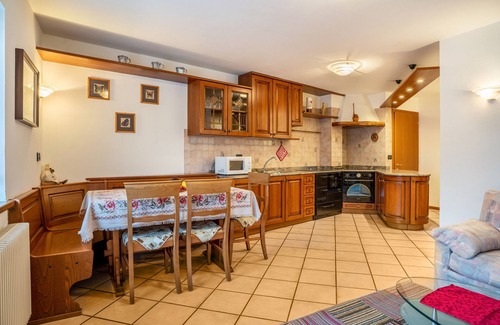 Grauno Casa | Apartamento 'Casa Al Portico Val Di Cembra' con vistas a la montaña y balcón