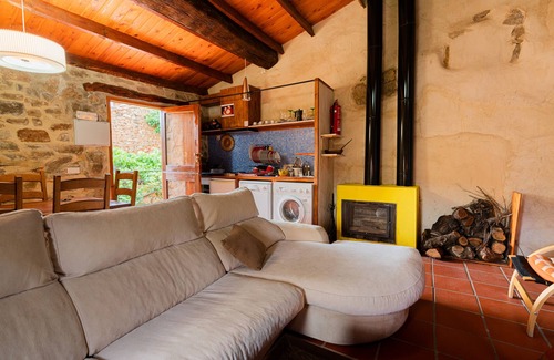 La Cuevarruz Apartamento | Apartamento "Casa de los Sueños - Serrans" con balcón privado, piscina compartida y Wi-Fi